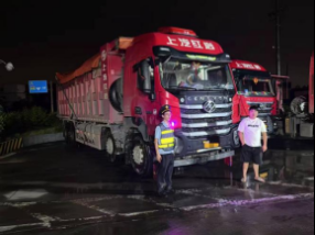深夜亮剑治超载 守护大英平安路