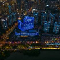 组图｜网络普法宣传标语“点亮”遂宁夜空