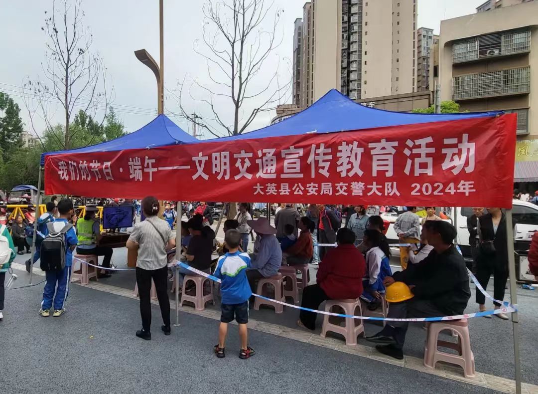 6.4交警大队在凄江外国语学校对接送学生家长、师生集中放学时段骑行电动车未佩戴安全.jpg