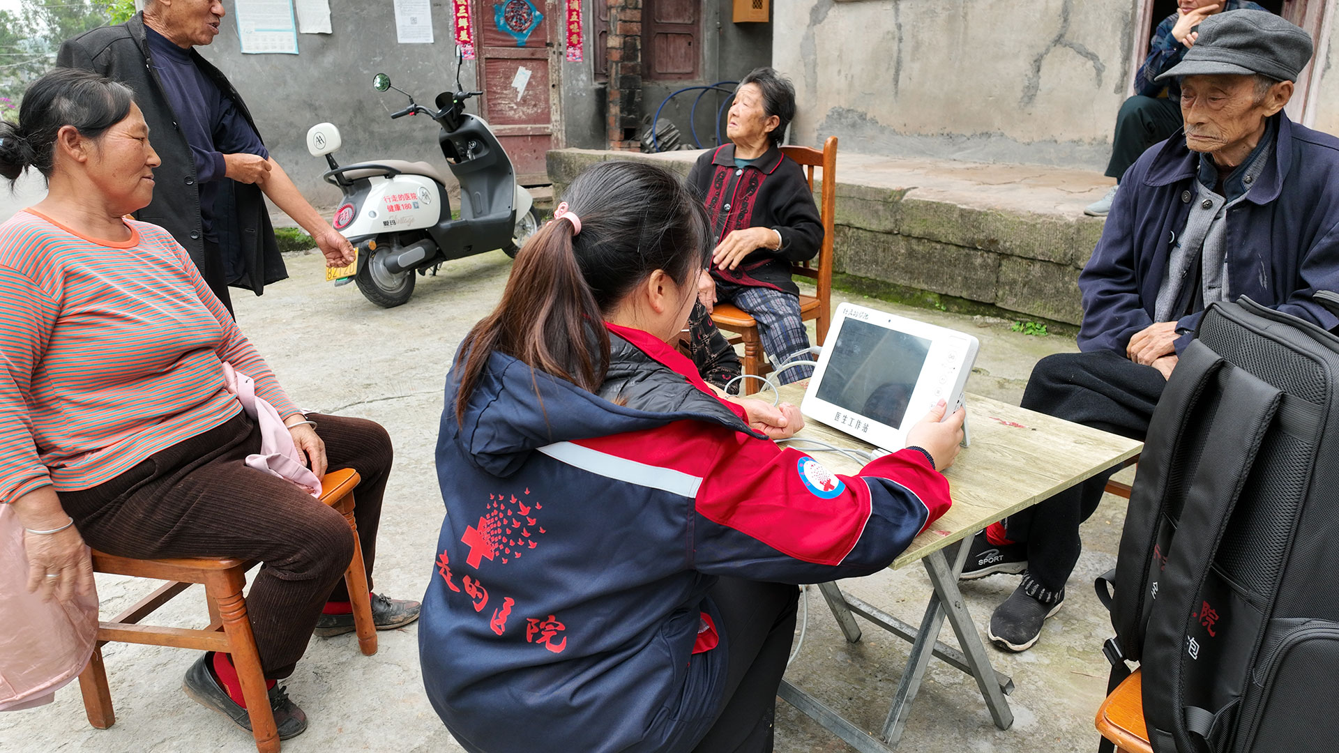 2024-年度参评作品 单幅 行走的医院——打通分级诊疗的“最后一公里”.jpg