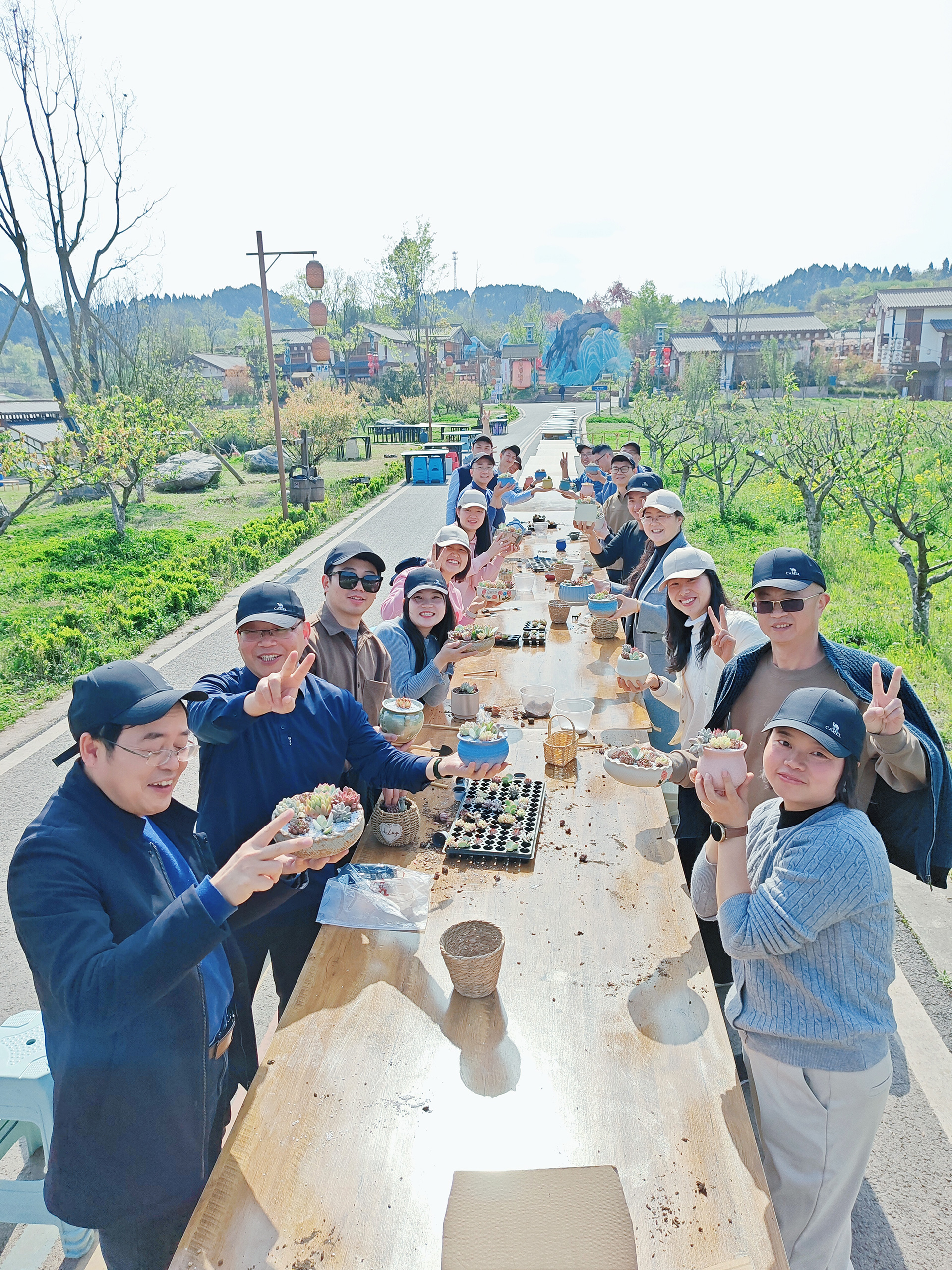 web夏雪 《芳菲四月踏歌行，携手同游凝力量》图1 15881710071 大英县宋井桃源景区.jpg