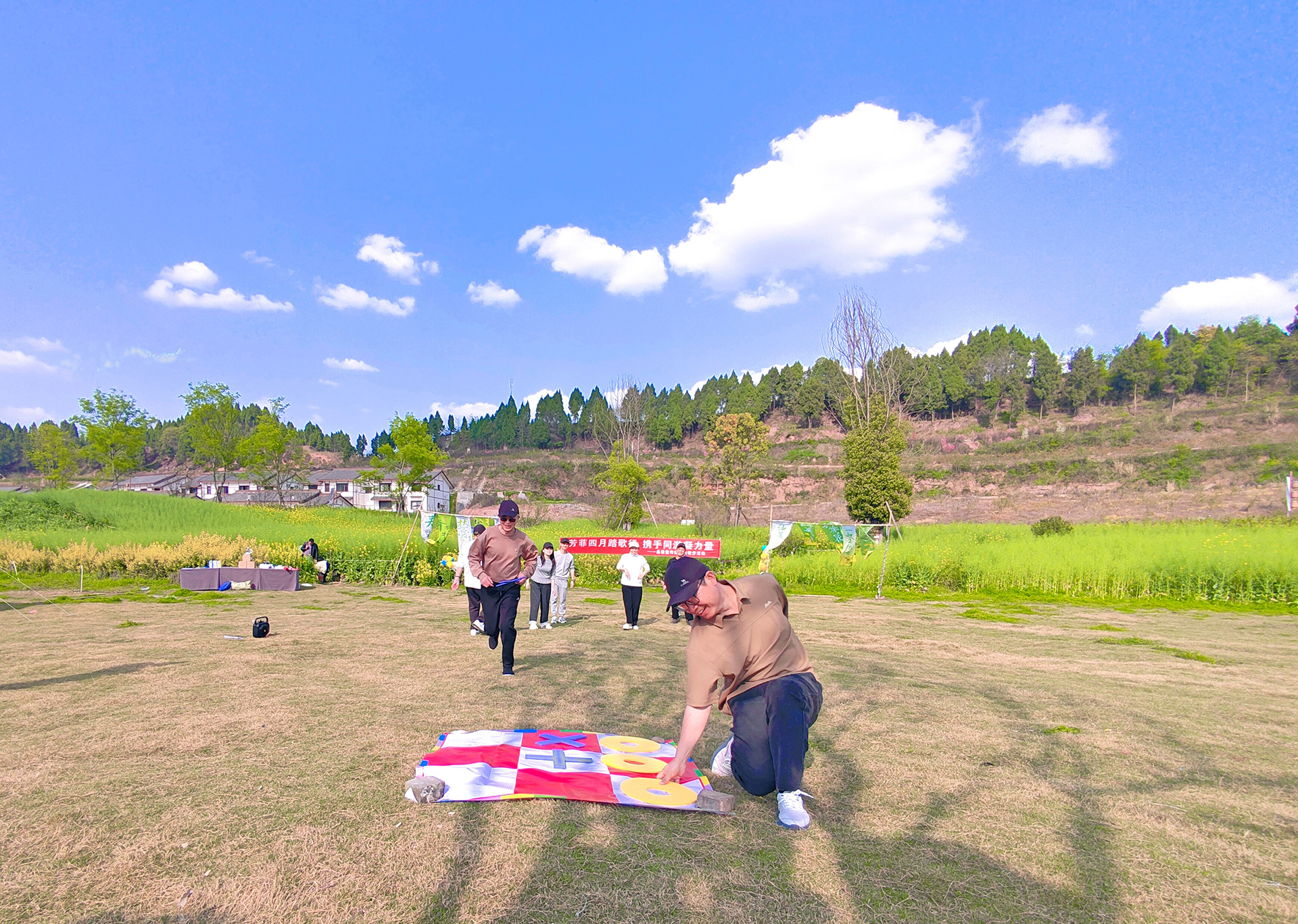 web夏雪 《芳菲四月踏歌行，携手同游凝力量》图2 15881710071 大英县宋井桃源景区.jpg